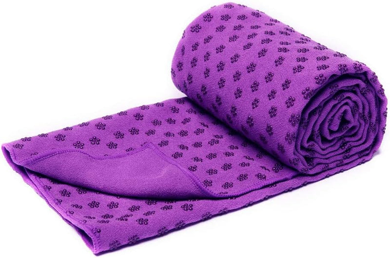 Load image into Gallery viewer, Een antislip, sneldrogende yogahanddoek in paarse kleur is opgerold en toont een subtiele patroon van donkere bloemen. Verbeter je yoga-ervaring met deze hoogwaardige handdoeken!.
