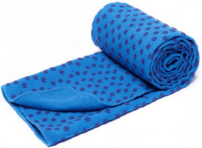 Laad afbeelding in Galerijviewer, Een opgerolde blauwe, snel drogende yogahanddoek met kleine, gelijkmatig verdeelde paarse bloemenpatronen biedt meer grip tijdens je oefeningen.
