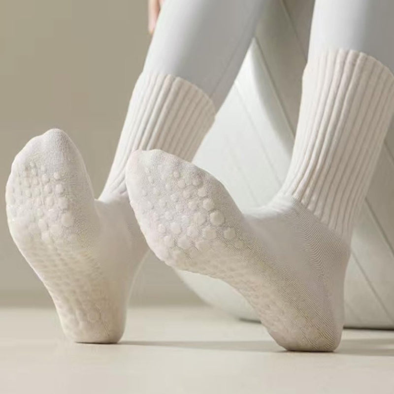 Laad afbeelding in Galerijviewer, Antislip yogasokken 4 paar van ademend katoen met siliconen grip en dubbele strepen voor pilates en dansen – gripsokken – balletslokken - happygetfit.com
