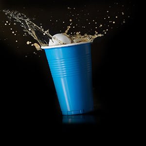 Load image into Gallery viewer, Een pingpongbal laat vloeistof uit een blauwe plastic beker spatten tegen een donkere achtergrond, wat de veelzijdigheid van de Speel, dag uit en knutsel met deze veelzijdige set van 100 bierpongballetjes benadrukt!.
