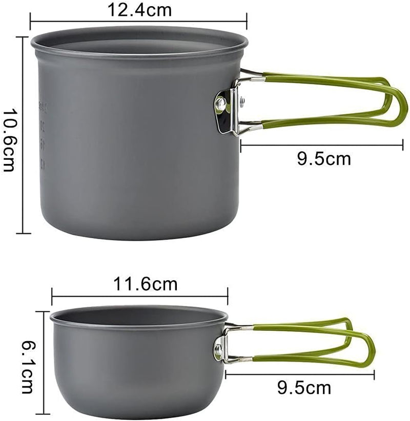 Laad afbeelding in Galerijviewer, De Geniet mini gasfornuis pannenset bestaat uit twee grijze pannen met groene handgrepen gemaakt van duurzame materialen. De grotere pan is 12,4cm x 10,6cm, de kleinere is 11,6cm x 6,1cm, en beide zijn ideaal als een draagbare outdoor kookoplossing. De lengte van de handgreep is 9,5cm.
