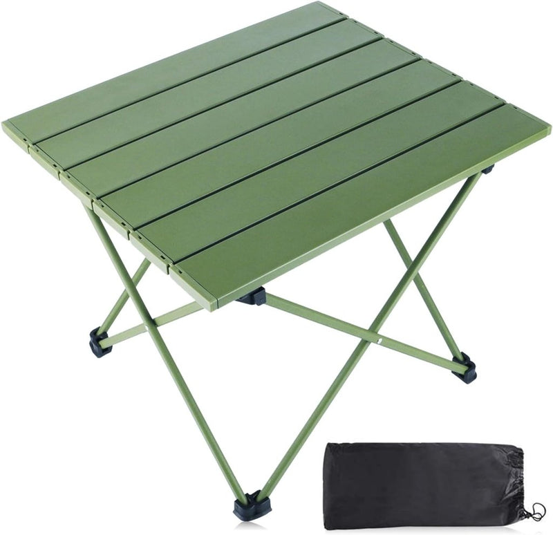 Load image into Gallery viewer, Een lichtgewicht groene campingtafel met een lattenblad en opklapbare metalen poten, gepresenteerd naast een zwarte draagtas, is te zien in onze &quot;Ontdek de ultieme kampeerervaring met onze maximaal campingtafel!&quot; verzameling.
