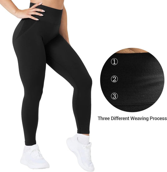 Een persoon in het zwart Ervaar ultiem comfort en stijl met onze compressie sportlegging en witte sneakers demonstreert drie verschillende weefprocessen voor het leggingmateriaal in een cirkelvormige inzet.