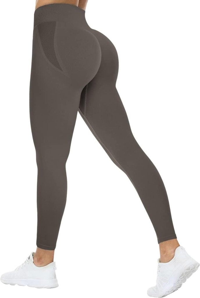 Laad afbeelding in Galerijviewer, Persoon in grijze compressie sportlegging met witte sneakers, zijaanzicht. De legging heeft een hoge taille voor ondersteuning en comfort en een geplooid billenontwerp dat de rondingen benadrukt. Ontdek ultiem comfort en stijl met onze Ervaar ultiem comfort en stijl met onze compressie sportlegging!.
