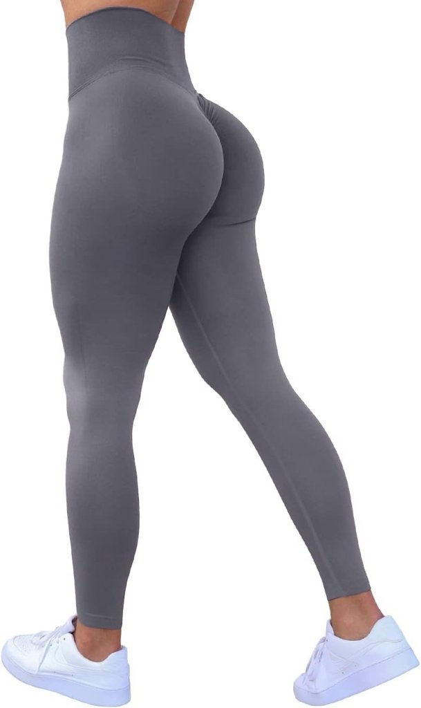 Laad afbeelding in Galerijviewer, Een persoon die Ervaar Ultimate Comfort &amp; Style compressie sportleggings en witte sneakers draagt, staat met één voet iets naar voren.
