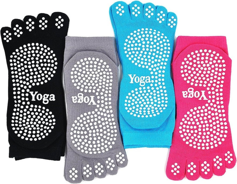 Load image into Gallery viewer, Vier paar &quot;Antislip dames yoga sokken - Voor ultieme grip en comfort&quot; in de kleuren zwart, grijs, blauw en roze met stippenpatronen voor maximale grip en &quot;Yoga&quot; tekst erop.
