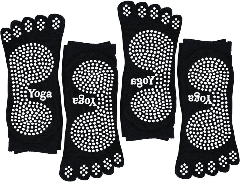 Load image into Gallery viewer, Vier paar Antislip dames yogasokken in de kleur zwart, voorzien van witte antislipstippen en de opdruk &quot;Yoga&quot;, ontworpen voor ultieme grip en comfort.
