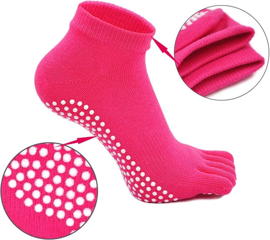 Roze enkelsok met witte grip dots op de zool voor maximale grip en een close-up van de elastische boord, perfect als Antislip dames yoga sokken - Voor ultieme grip en comfort.