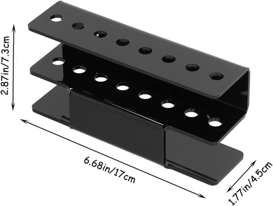 De "Organiseer en bescherm je darts met het premium acryl dartrek" is een zwarte metalen beugel met meerdere gaten, met een afmeting van 17 cm x 7,3 cm x 4,5 cm, speciaal ontworpen voor efficiënte organisatie in elke opstelling.