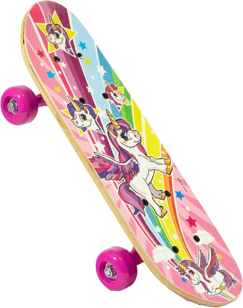 Laad afbeelding in Galerijviewer, Ontdek het perfecte kinderskateboard: levendig, compact en leuk! Het heeft eenhoornontwerpen, roze wielen, een regenboogachtergrond en een duurzaam houten dek.
