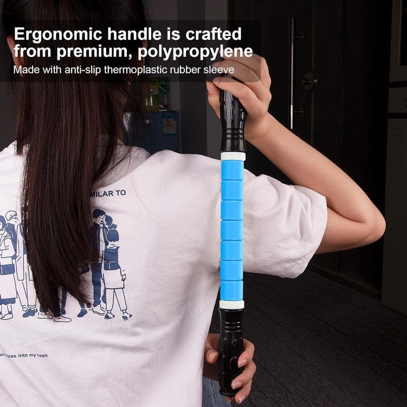 Load image into Gallery viewer, Een persoon staat met een zwart-blauwe fysiotherapiestok met een ergonomisch handvat, en draagt een bedrukt T-shirt. In de buurt staat de &quot;Herstel sneller met onze foamroller – Massagerol voor spierverlichting&quot; die hun toewijding aan spierverlichting en welzijn aangeeft.
