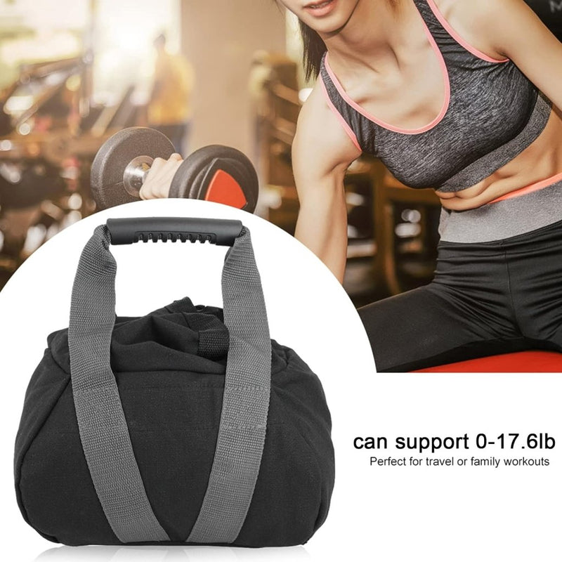 Load image into Gallery viewer, Een vrouw in sportkleding tilt een halter op, terwijl vooraan de &quot;Krachtige zandzak voor gewichtheffen en fitness&quot; staat, een zwarte tas met grijze handvatten. Met een draagvermogen van 0–17,6 lb is hij perfect voor op reis of voor gezinstrainingen, en ideaal voor krachttraining of kettlebell-gewichtoefeningen.
