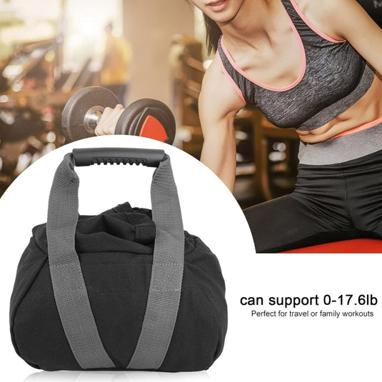 Een vrouw in sportkleding tilt een halter op, terwijl vooraan de "Krachtige zandzak voor gewichtheffen en fitness" staat, een zwarte tas met grijze handvatten. Met een draagvermogen van 0–17,6 lb is hij perfect voor op reis of voor gezinstrainingen, en ideaal voor krachttraining of kettlebell-gewichtoefeningen.