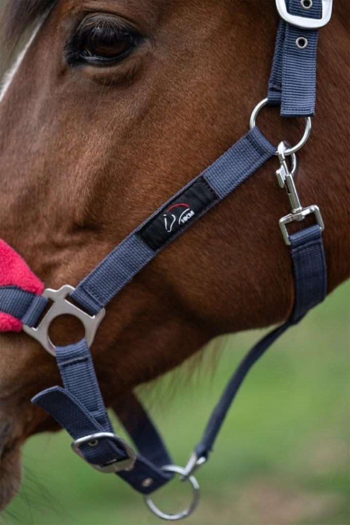 Laad afbeelding in Galerijviewer, HKM Holster met gebreide karabijnhaak &amp; vliegenfranjes, grijs/roze, pony - happygetfit.com
