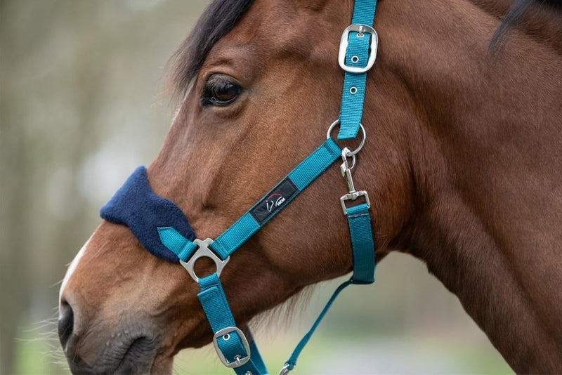 Laad afbeelding in Galerijviewer, HKM Holster met gebreide karabijnhaak &amp; vliegenfranjes, grijs/roze, pony - happygetfit.com
