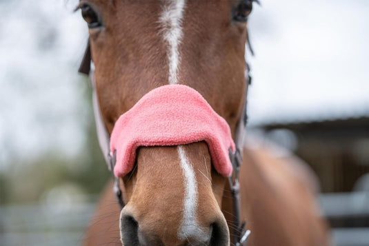 Holster met gebreide karabijnhaak & vliegenfranjes, grijs/roze, pony - happygetfit.com