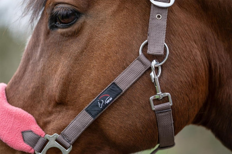 Laad afbeelding in Galerijviewer, Holster met gebreide karabijnhaak &amp; vliegenfranjes, grijs/roze, pony - happygetfit.com
