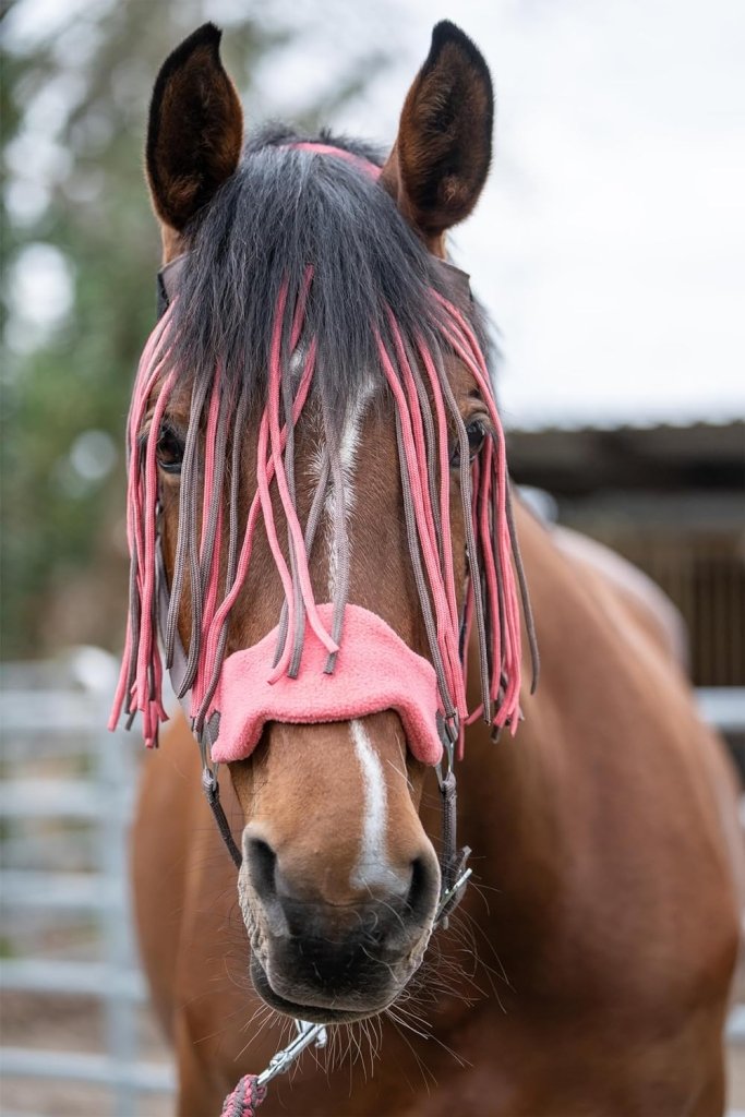 Laad afbeelding in Galerijviewer, Holster met gebreide karabijnhaak &amp; vliegenfranjes, grijs/roze, pony - happygetfit.com
