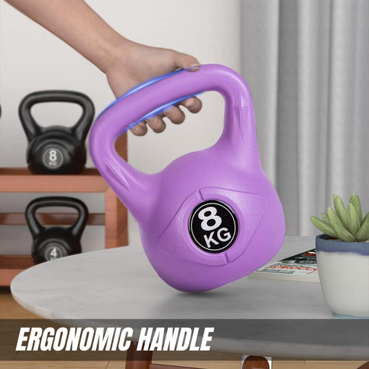 Een paarse 8 kg kettlebell, "De perfecte workout partner: Kettlebell gewicht met ergonomische handgreep," staat op een tafel naast een kleine potplant, ideaal voor krachttraining. Andere kettlebells staan netjes gerangschikt op de plank op de achtergrond.