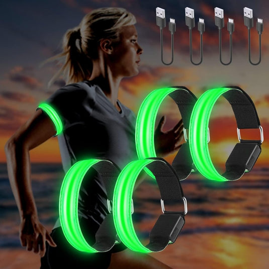 Bij zonsondergang op het strand draagt een persoon een groene LED-armband voor extra veiligheid en zichtbaarheid. Bovenaan houden drie extra armbanden en vier USB-oplaadkabels je voorbereid.