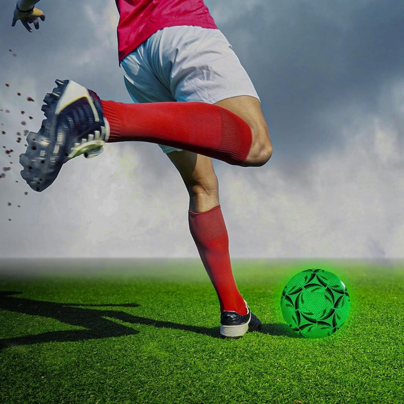 Laad afbeelding in Galerijviewer, Lichtgevende voetbal maat 5 met pomp en opbergtas groen - happygetfit.com
