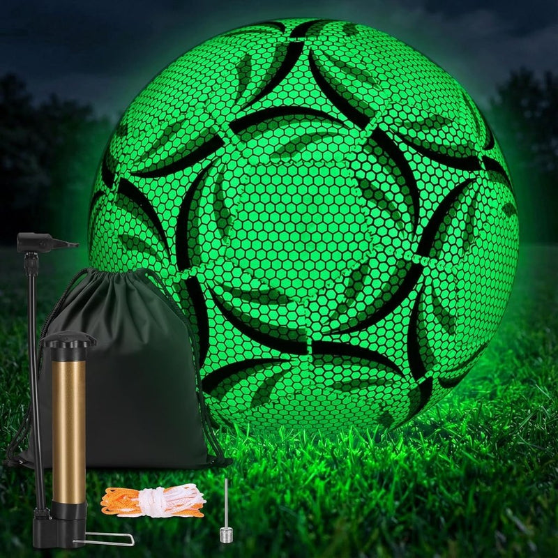 Laad afbeelding in Galerijviewer, Lichtgevende voetbal maat 5 met pomp en opbergtas groen - happygetfit.com
