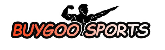 Het logo toont "BUYGOO SPORTS" in het vet, met daarboven een silhouet van een gespierde figuur die buigt en wijst, wat de intensiteit van voetbaltraining belichaamt. Upgrade je sessies met ons premium product: Verhoog je training met onze premium trainingskegels!.