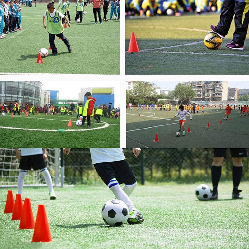 Laad afbeelding in Galerijviewer, Kinderen oefenen voetbaloefeningen op een groen veld, maken gebruik van voetbaltrainingstechnieken en dribbelen met ballen rond onze premium &quot;Verhoog je training met onze premium trainingskegels!&quot; terwijl ze deelnemen aan groepsactiviteiten.
