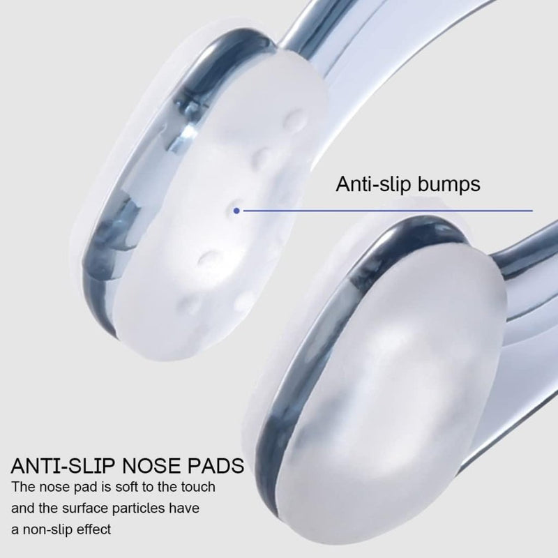 Load image into Gallery viewer, Showcase van transparante antislip neuspads met geribbelde structuur voor het zwemmen, met het opschrift &quot;ANTI-SLIP NOSE PADS.&quot; Deze siliconen wonderen bieden bescherming tegen water en comfort, vergelijkbaar met Siliconen neusclips voor zwemmen.
