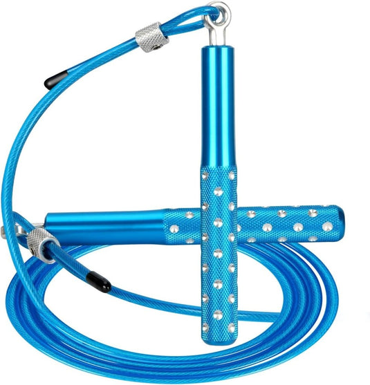 Maximaliseer je training met het verstelbare springtouw, een blauw springtouw met antislip aluminium handgrepen met diamantpatroon en een opgerolde kabel voor een stevige grip.