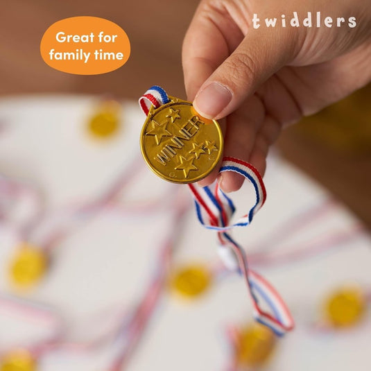 THE TWIDDLERS 24 stuks trofeeën en medailles voor kinderverjaardagsfeest, schoolsport, toernooi en Halloween-kostuumfeesten, gastgeschenken en beloningen - happygetfit.com