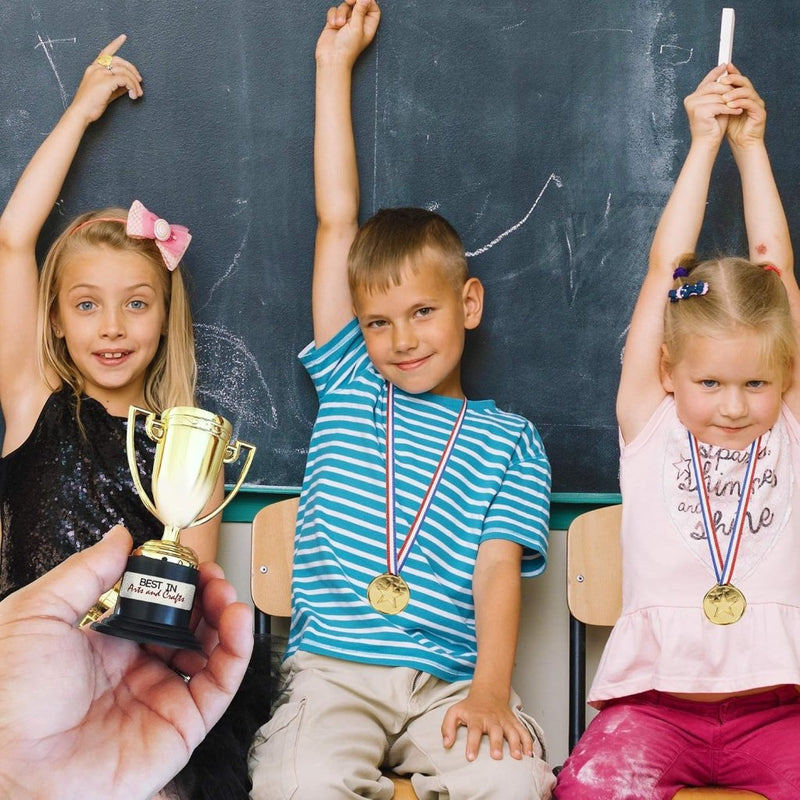 Laad afbeelding in Galerijviewer, THE TWIDDLERS 24 stuks trofeeën en medailles voor kinderverjaardagsfeest, schoolsport, toernooi en Halloween-kostuumfeesten, gastgeschenken en beloningen - happygetfit.com
