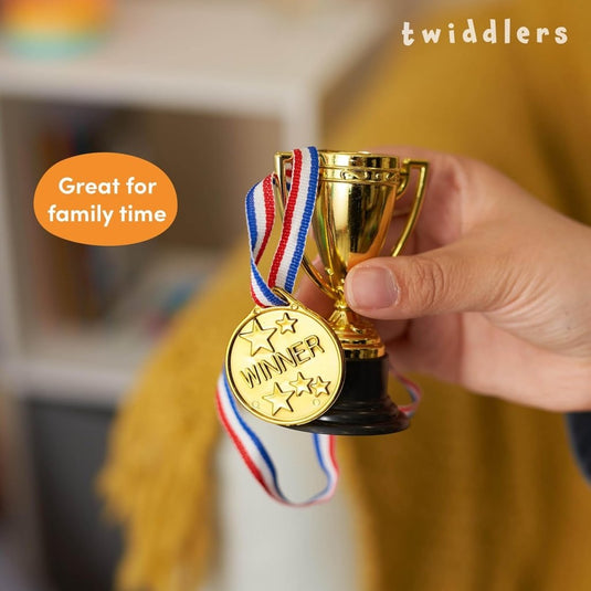 THE TWIDDLERS 24 stuks trofeeën en medailles voor kinderverjaardagsfeest, schoolsport, toernooi en Halloween-kostuumfeesten, gastgeschenken en beloningen - happygetfit.com
