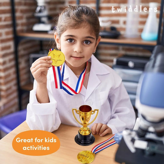 THE TWIDDLERS 24 stuks trofeeën en medailles voor kinderverjaardagsfeest, schoolsport, toernooi en Halloween-kostuumfeesten, gastgeschenken en beloningen - happygetfit.com