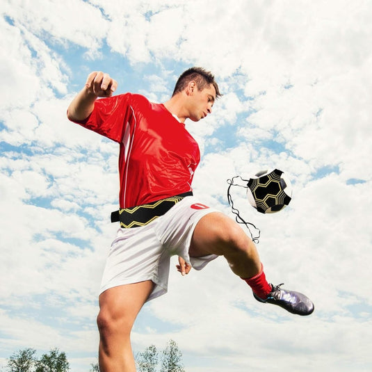 Voetbaltrainer, voetbaltrainingshulp met flexibel verstelbare riem, solo voetbaltrainingsapparatuur geschikt voor kinderen en volwassenen, geschikt voor ballen van 3, 4 en 5 - happygetfit.com
