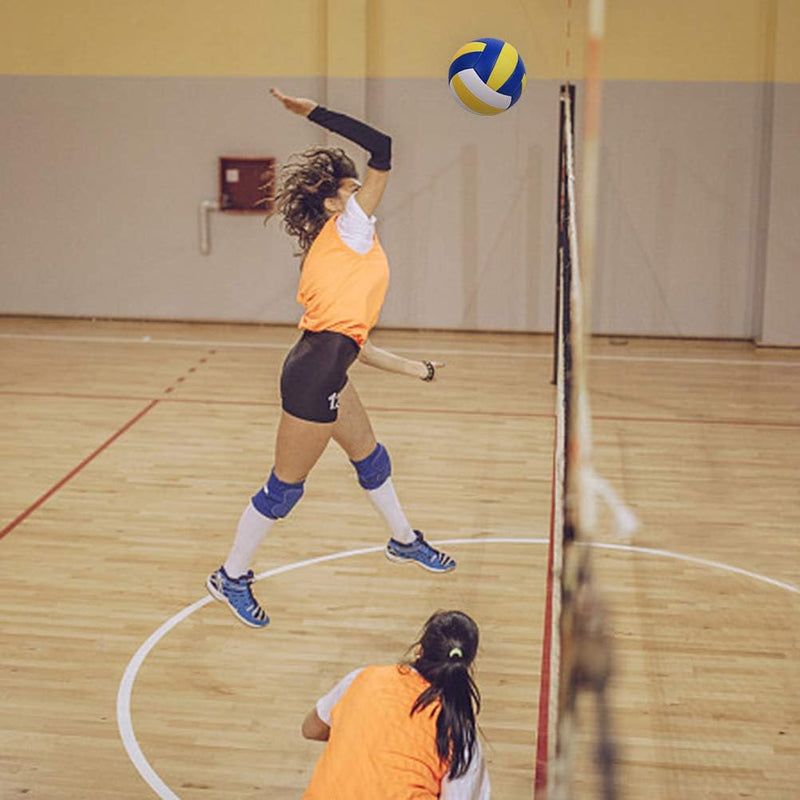 Laad afbeelding in Galerijviewer, Twee volleyballers in oranje shirts strijden binnen. De een springt om de &quot;Verbeter jouw spel met onze premium volleybal maat 5!&quot; over het net te slaan, terwijl de ander aandachtig toekijkt en beiden indrukwekkende vaardigheden laten zien.
