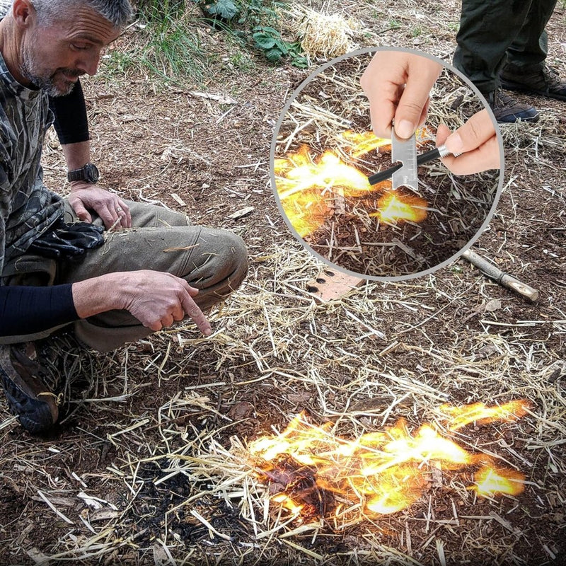 Laad afbeelding in Galerijviewer, Een fervent buitensportliefhebber demonstreert een vuurstarter op de grond met stro en de &quot;Robuuste vuurstarter voor outdoor avonturen&quot;. In de inzet is te zien hoe handen het gereedschap vakkundig gebruiken.
