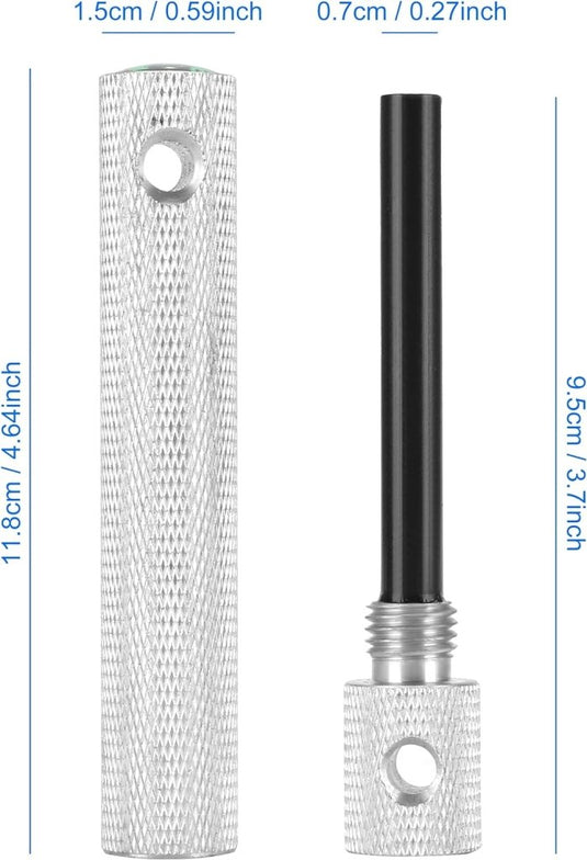 Perfect voor outdoorliefhebbers, de Robuuste vuurstarter voor outdoor avonturen zijn cilindervormige metalen gereedschappen die functioneren als magnesium vuurstaal. Afmetingen zijn: Links: 11,8 cm x 1,5 cm en Rechts: 9,5 cm x 0,7 cm, beide met een getextureerde grip en een draaggat aan de bovenkant voor gemak.