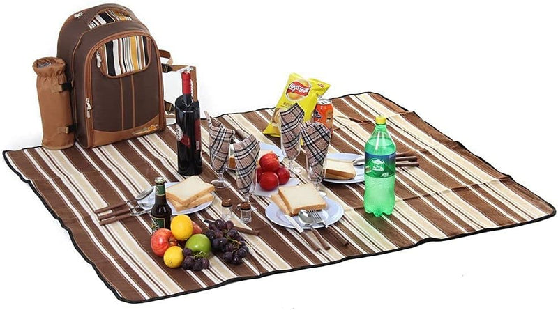 Load image into Gallery viewer, Een picknickopstelling op een bruin gestreept kleed met sandwiches, fruit, wijn, frisdrank en snacks wacht op u. Dit luxe ontwerp omvat de Picknickrugzak voor 4 personen voor het ultieme picknickplezier, compleet met keukengerei voor een uitzonderlijke picknickervaring.
