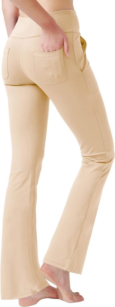 Laad afbeelding in Galerijviewer, Een persoon staat op blote voeten in de &quot;Yoga broek voor vrouwen: Perfecte buikcontrole en comfort&quot; beige flare yogabroek met hoge taille, die de stijlvolle pasvorm en effectieve buikcontrole laat zien.
