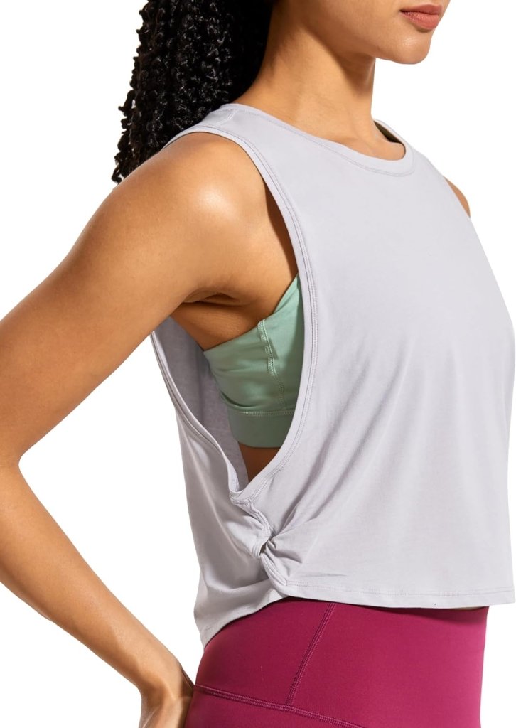 Laad afbeelding in Galerijviewer, Persoon draagt de &quot;Stijlvol en comfortabel: Yoga dames pima cotton workout tank crop&quot;, met een zichtbare groene sportbeha en magenta leggings.
