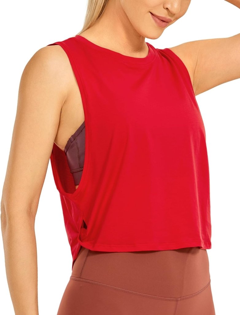 Load image into Gallery viewer, Het dragen van een mouwloos rood topje, bruine sportbeha en rode leggings toont stijl en comfort. Dit yoga-ensemble is ideaal voor elke trainingssessie met de veelzijdige &quot;Stijlvol en comfortabel: Yoga dames pima cotton workout tank crop.
