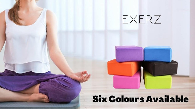 Load image into Gallery viewer, Een persoon zit met gekruiste benen op een yogamat met ernaast zes kleurrijke &quot;Ervaar ultieme ondersteuning met onze yogablokken&quot; van EVA-materiaal. De tekst luidt &quot;EXERZ&quot; en &quot;Six Colours Available.
