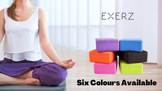 Een persoon zit met gekruiste benen op een yogamat met ernaast zes kleurrijke "Ervaar ultieme ondersteuning met onze yogablokken" van EVA-materiaal. De tekst luidt "EXERZ" en "Six Colours Available.