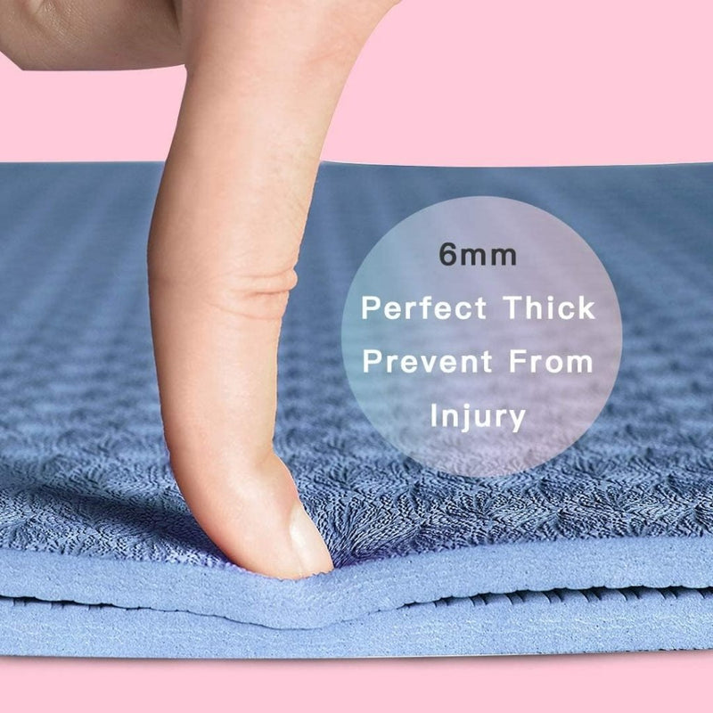 Load image into Gallery viewer, Een hand drukt op een blauwe yogamat, waarbij de 6 mm dikte met TPE-materialen wordt benadrukt om letsel te voorkomen. Tegen een roze achtergrond is het ideaal voor vrouwen die op zoek zijn naar comfort: &quot;Perfecte yogamat - Antislip en draagriem.
