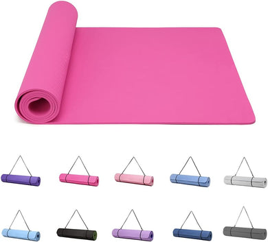 Een gedeeltelijk uitgerolde roze yogamat benadrukt het antislipoppervlak. Hieronder staan tien opgerolde matten in diverse kleuren, vervaardigd uit TPE-materiaal, voorzien van draagriemen en gelabeld als de 