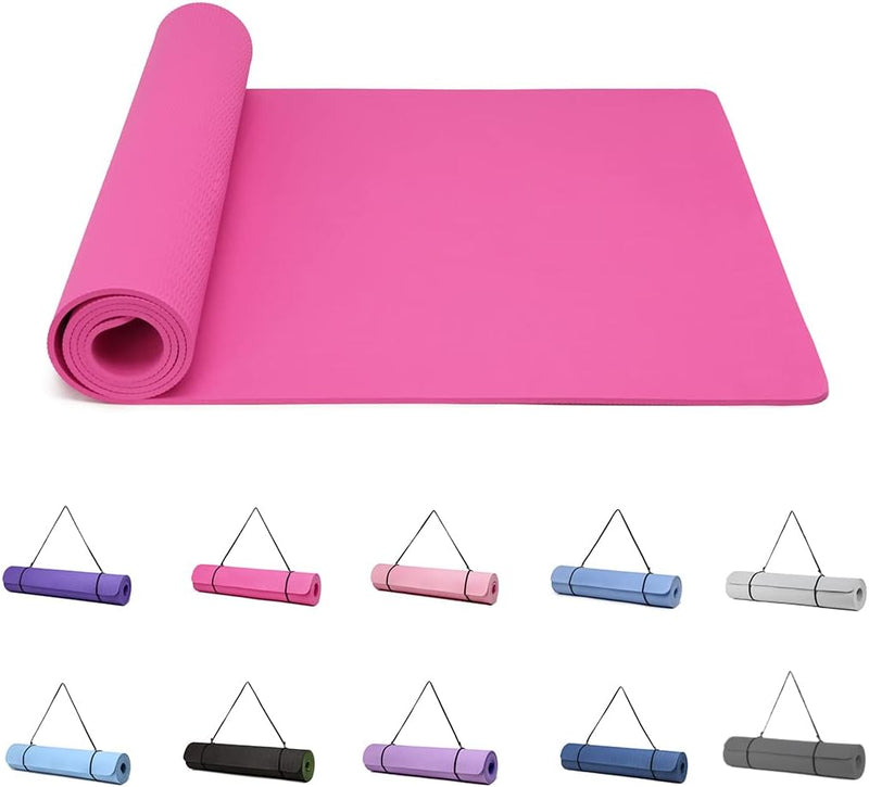 Laad afbeelding in Galerijviewer, Een gedeeltelijk uitgerolde roze yogamat benadrukt het antislipoppervlak. Hieronder staan tien opgerolde matten in diverse kleuren, vervaardigd uit TPE-materiaal, voorzien van draagriemen en gelabeld als de &quot;Perfecte yogamat voor vrouwen - Antislip, dikke 6mm mat met draagriem.
