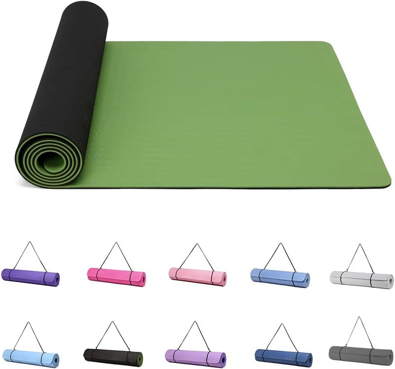 Laad afbeelding in Galerijviewer, Een groene &quot;Perfecte Yogamat voor Vrouwen&quot; rolt uit op een antislip oppervlak, terwijl elf andere klaarliggen in verschillende kleuren, elk met een draagriem. Gemaakt van duurzaam TPE-materiaal en 6 mm dik, combineren deze stijlvolle matten vakkundig functionaliteit en stijl voor vrouwen.
