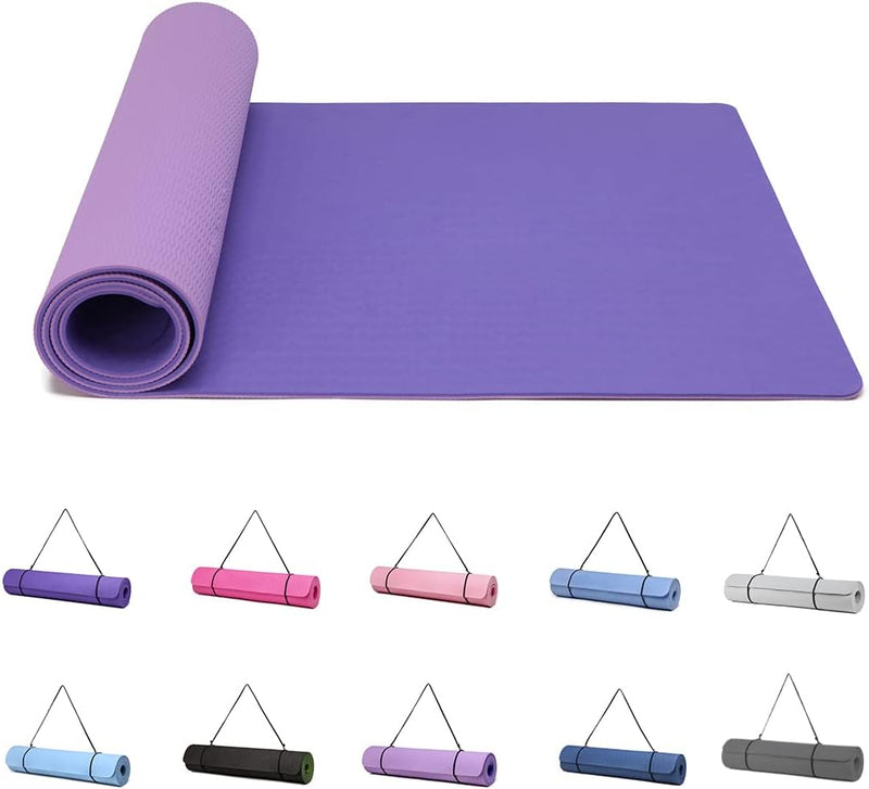 Laad afbeelding in Galerijviewer, Een gedeeltelijk uitgerolde paarse Perfecte yogamat voor vrouwen op een witte achtergrond, met kleinere afbeeldingen van opgerolde matten in verschillende kleuren. Elke mat is 6 mm dik, gemaakt van duurzaam TPE-materiaal en bevat een draagriem.
