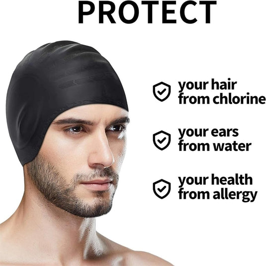 Man die een Zwem draagt met plezier en comfort: de 3D siliconen badmuts met opgesomde voordelen: beschermt het haar tegen chloor, de oren tegen water en de gezondheid tegen allergie.